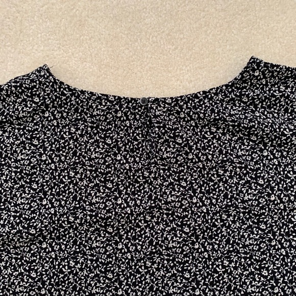 🛍 3/$30 Uniqlo Blouse with Ruched Sleeves - Picture 7 of 7